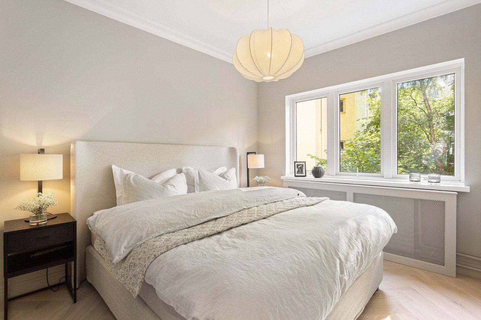 Lunt og hyggelig hovedsoverom med god plass til stor dobbeltseng. Galleribilde