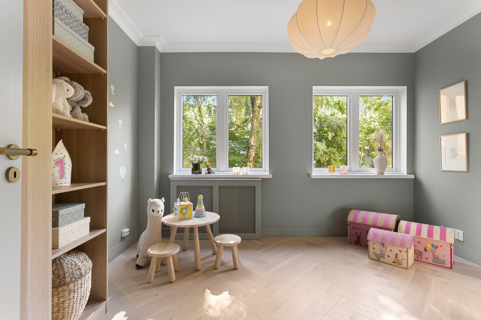 Leilighetens andre soverom er stort og har ulike bruks- og møbleringsmuligheter. Galleribilde