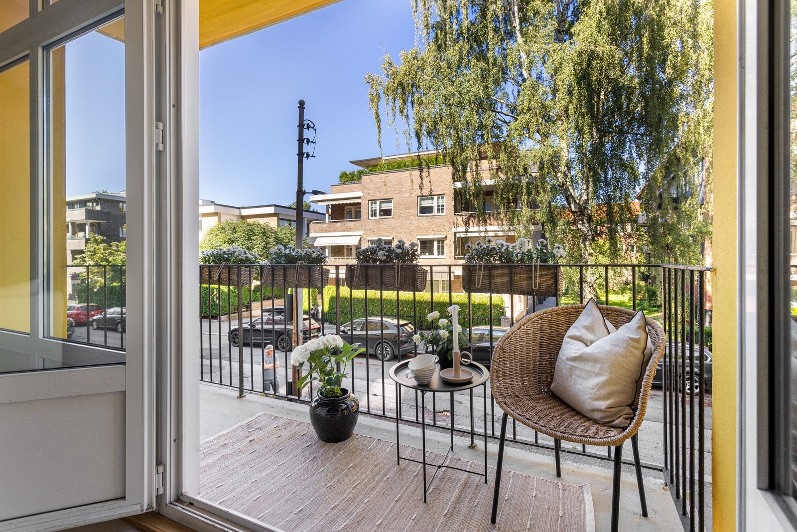 Balkongen vender mot vest og rolig enveiskjørt gate. Galleribilde