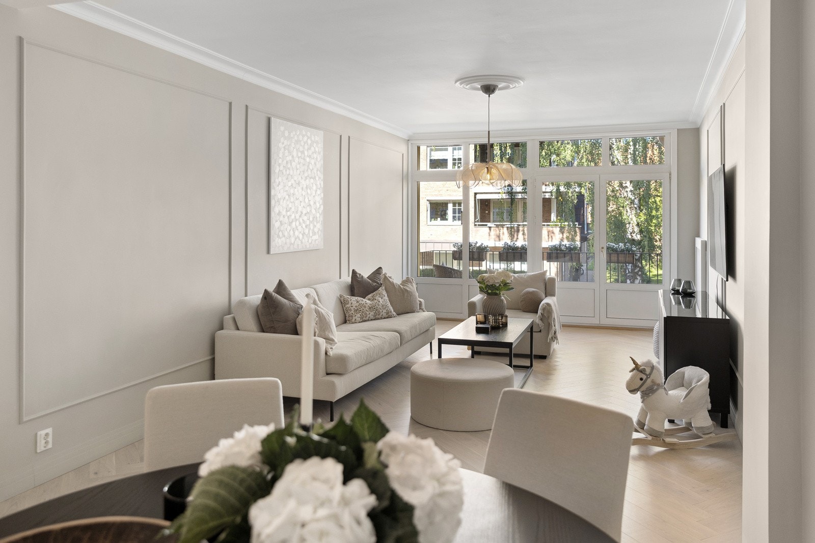 De store vindusflatene i stuen åpner opp rommet og slipper lyset inn. Galleribilde