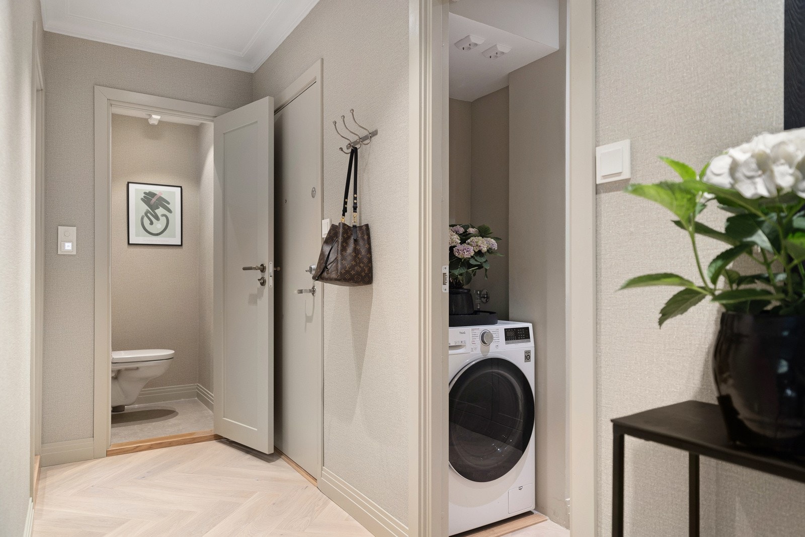 Vaskerom / omkledningsrom sett fra entre. Galleribilde