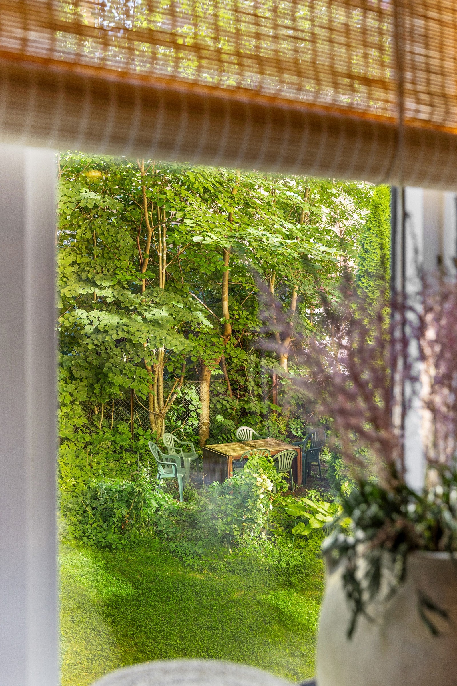 Koselig utsyn til bakhagen fra baderommet. Galleribilde