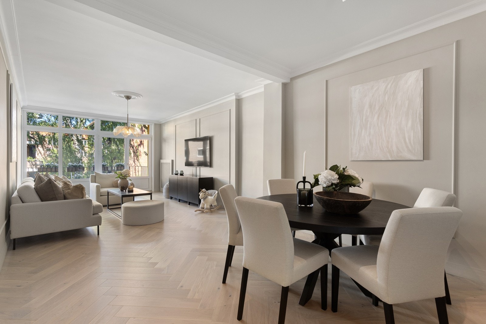 Leiligheten ble omfattende oppusset i 2023 nytt kjøkken og bad og overflater med moderne farge- og materialvalg. Sameiet er veldriftet med god vedlikeholdshistorikk. Galleribilde