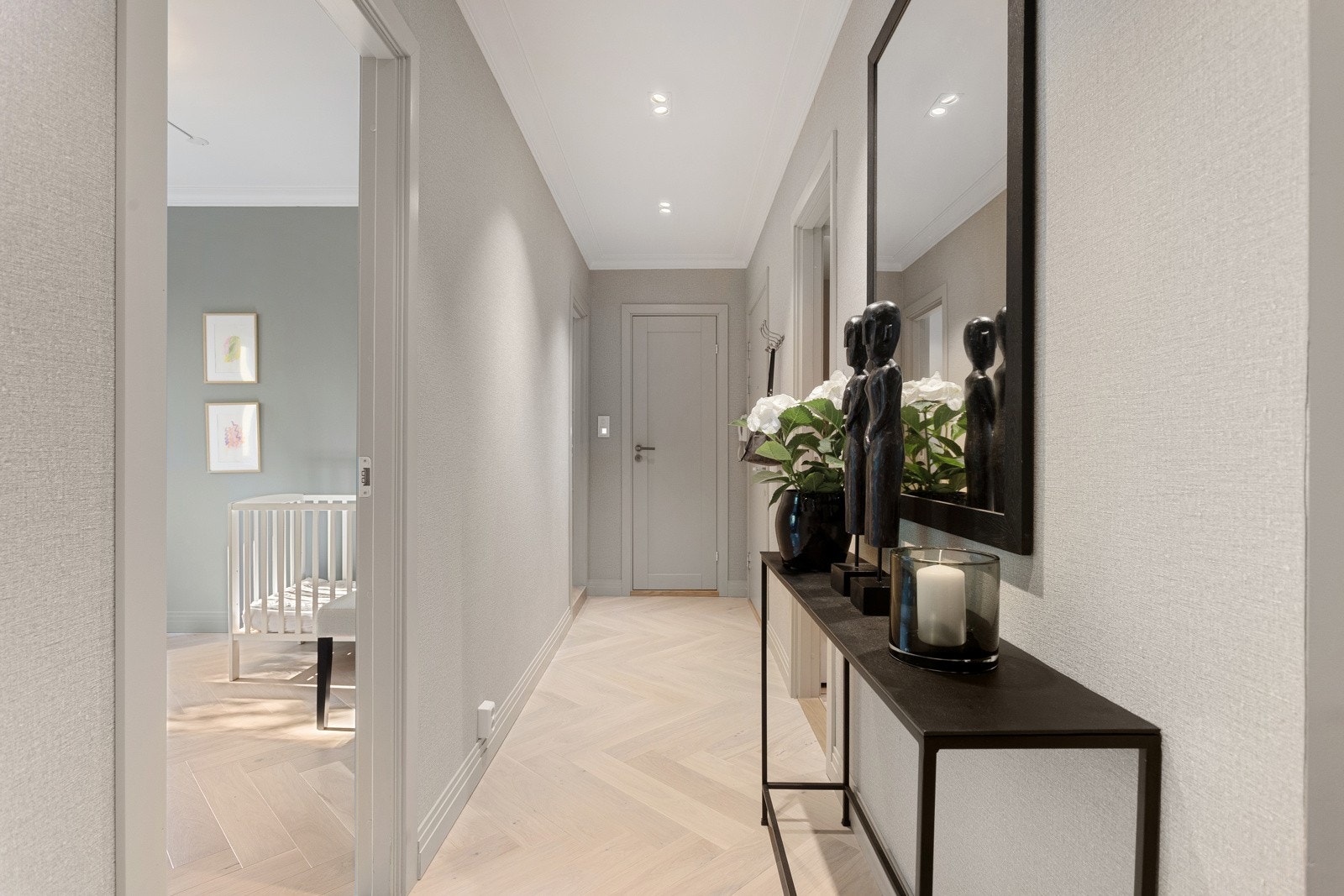 Det er enkel adkomst til 2. etasje med heis eller trapp. Galleribilde