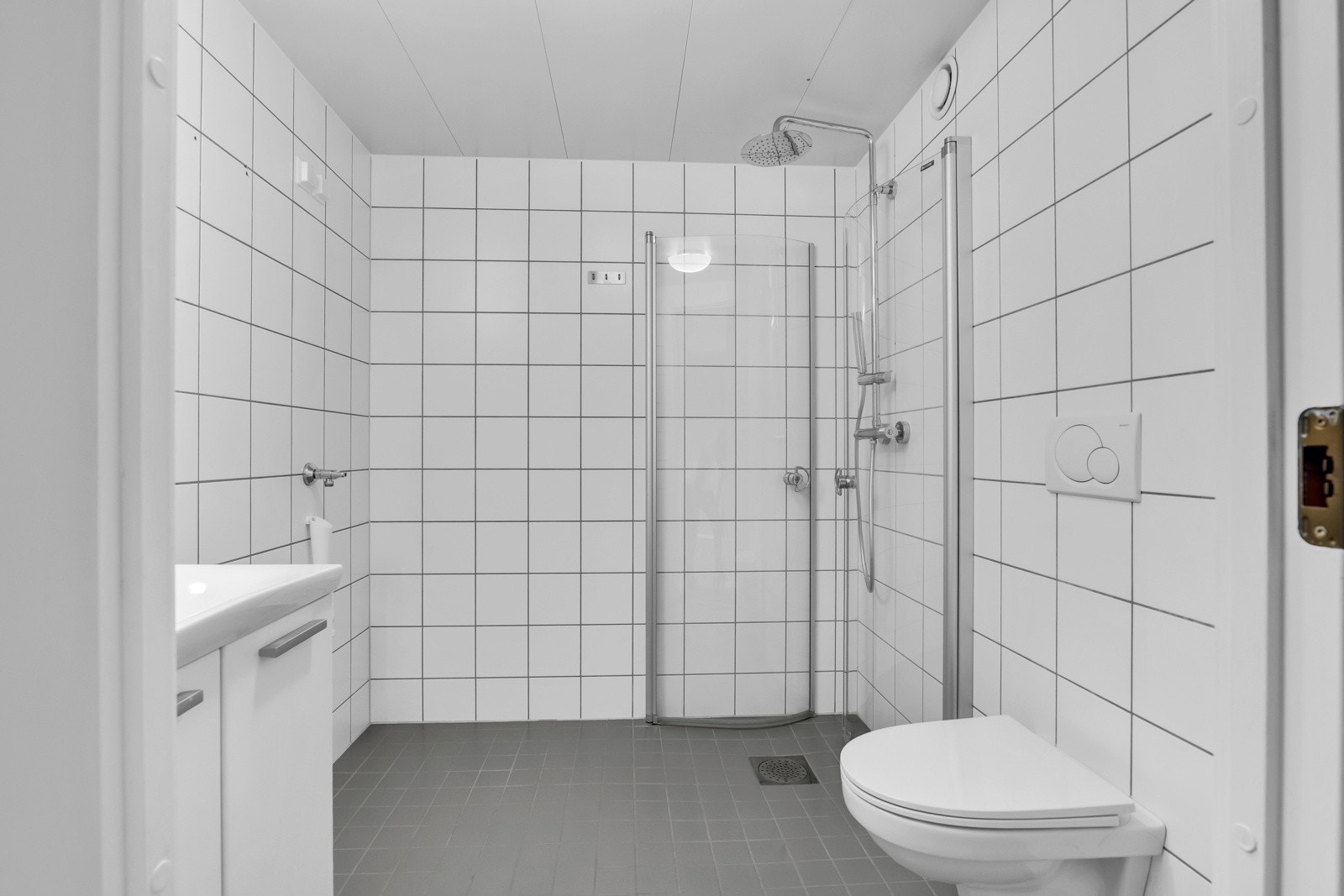 Baderommet er en prefabrikkert baderomsmodul fra byggeår. Dokumentasjon: eier har FDV dokumentasjon som følger boligen ved salg. Ferdigattest Galleribilde