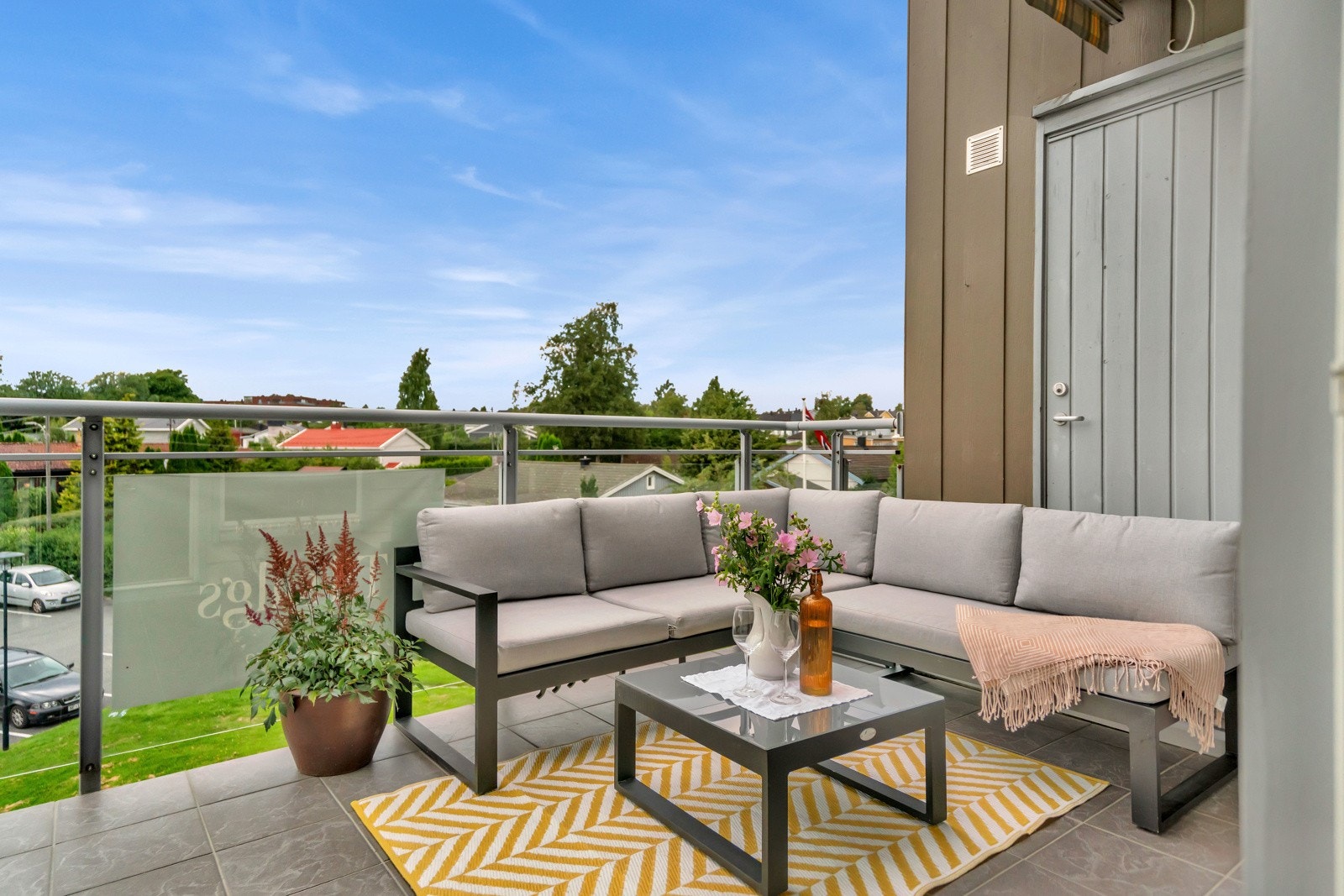 Nyt sommerdagene med behagelig utsikt. Galleribilde