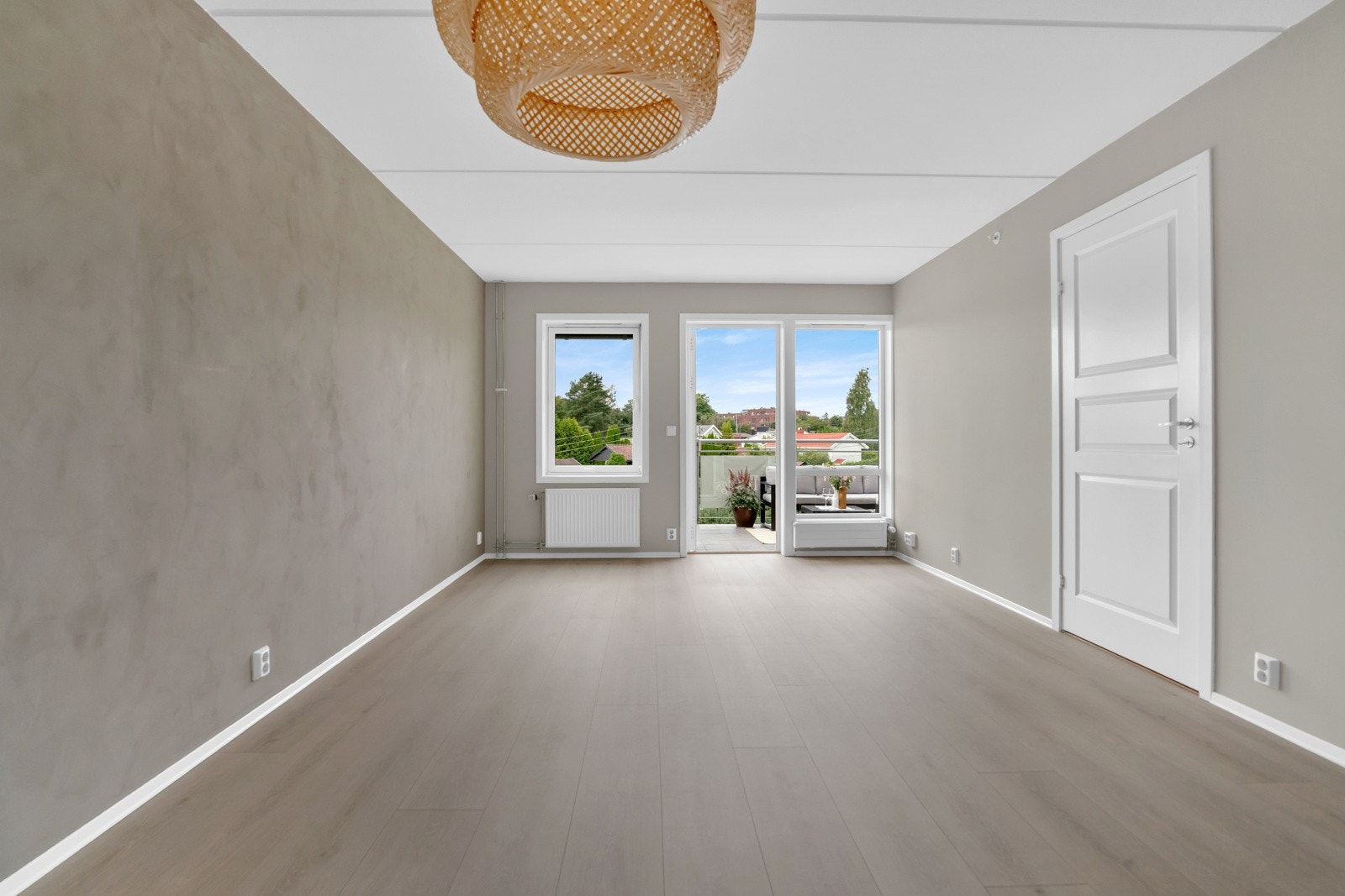 Stuen er lun og innbydende med moteriktige farger. Her er det god plass til spisestue og sofaløsning. Galleribilde