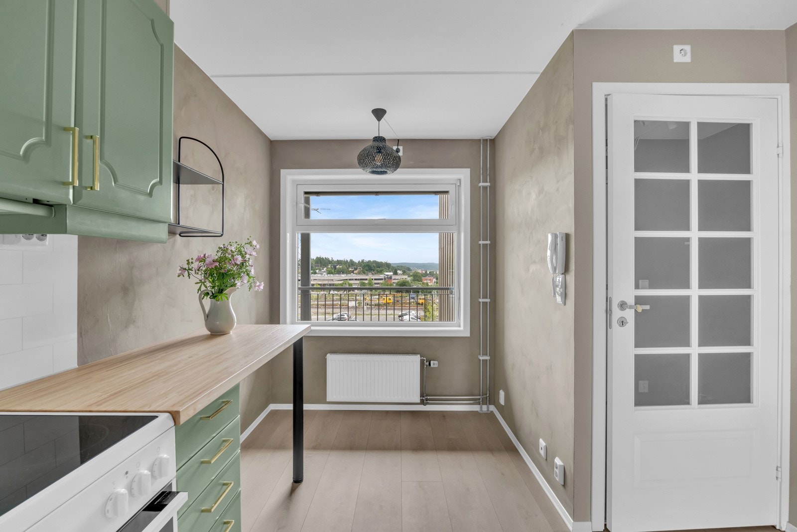 Avsatt plass til kjøl/fryseskap og komfyr. Opplegg for oppvaskmaskin. Galleribilde