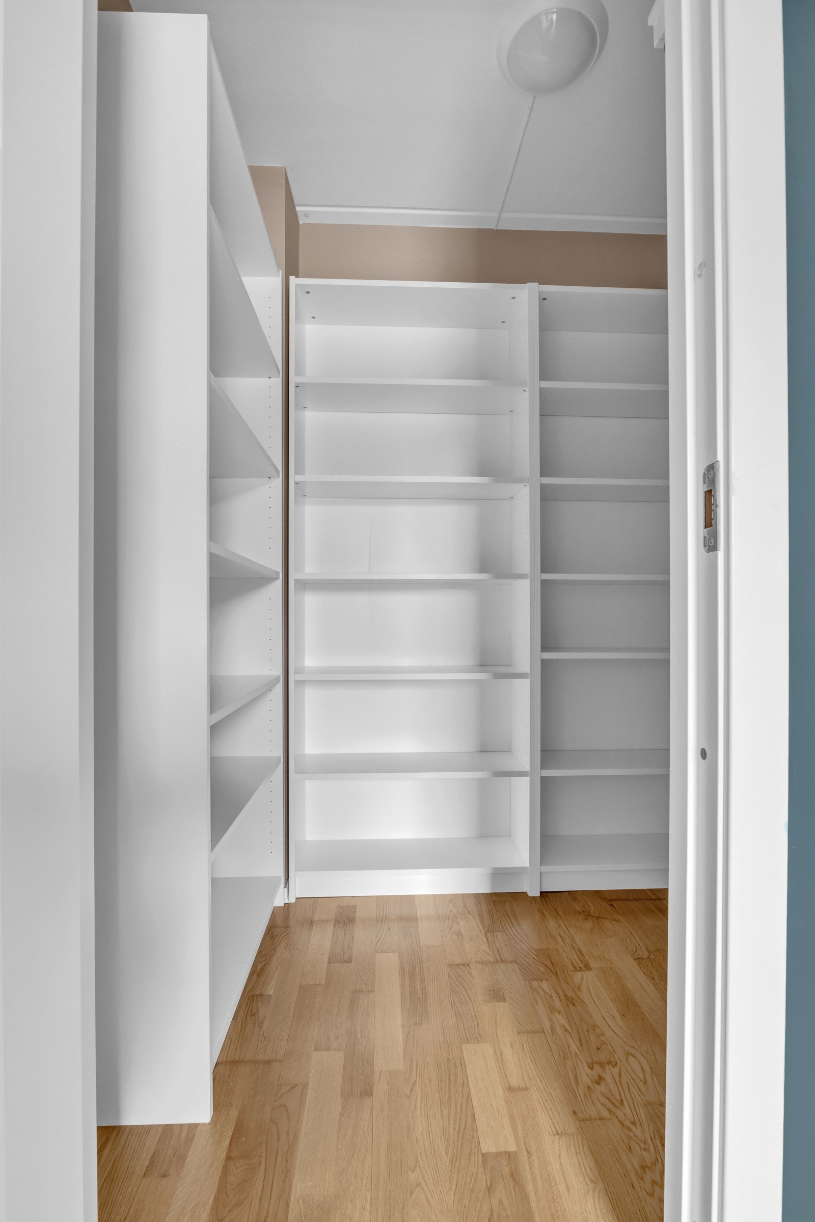 Innvendig bod på 3.3 kvm med adkomst fra svalgang. Galleribilde