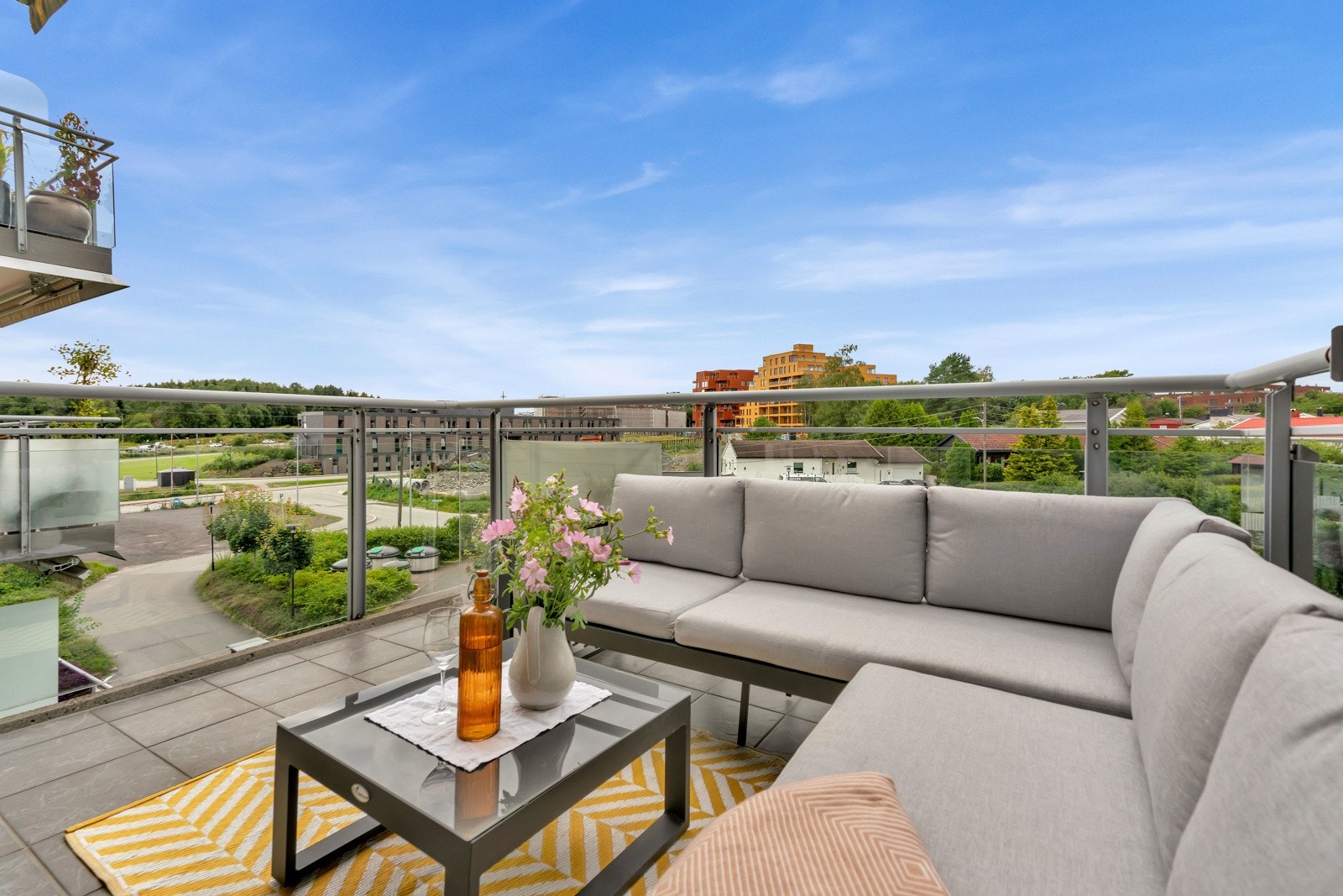 Ved stuen er det en vestvendt balkong med utestikk og nyere, motorisert markise. Galleribilde