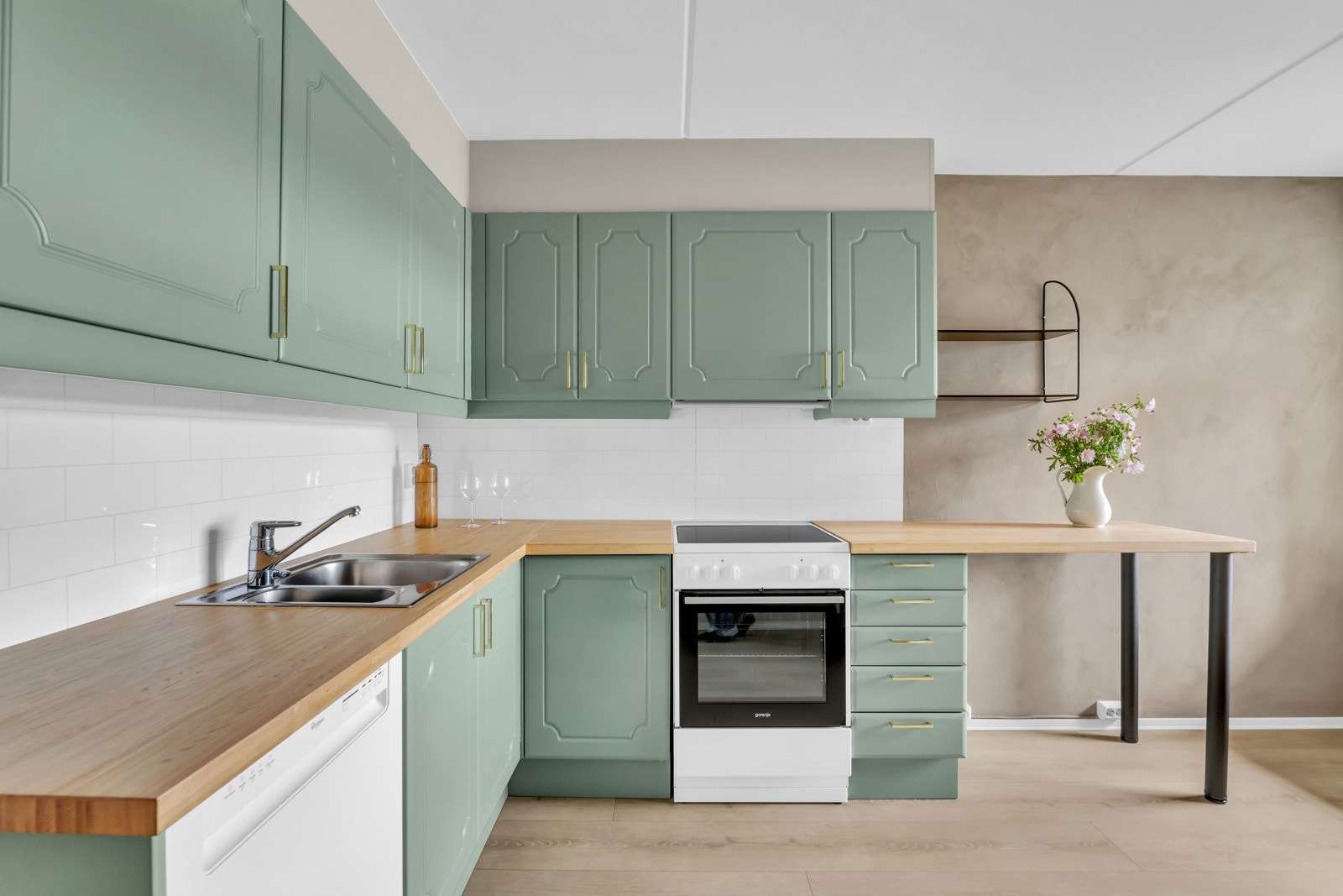 Kjøkkenet har innredning med profilerte fronter. Benkeplaten er av laminat. Avsatt plass til kjøl/fryseskap og komfyr. Opplegg for oppvaskmaskin. Galleribilde