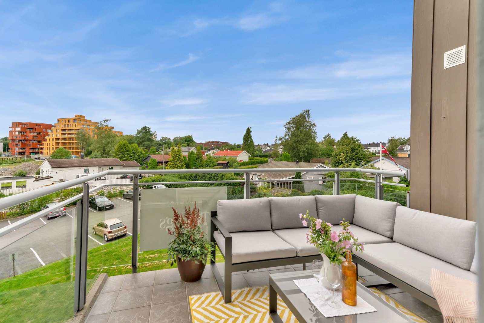 Fra stuen har du ett behagelig uteområde som er vestvendt. Galleribilde