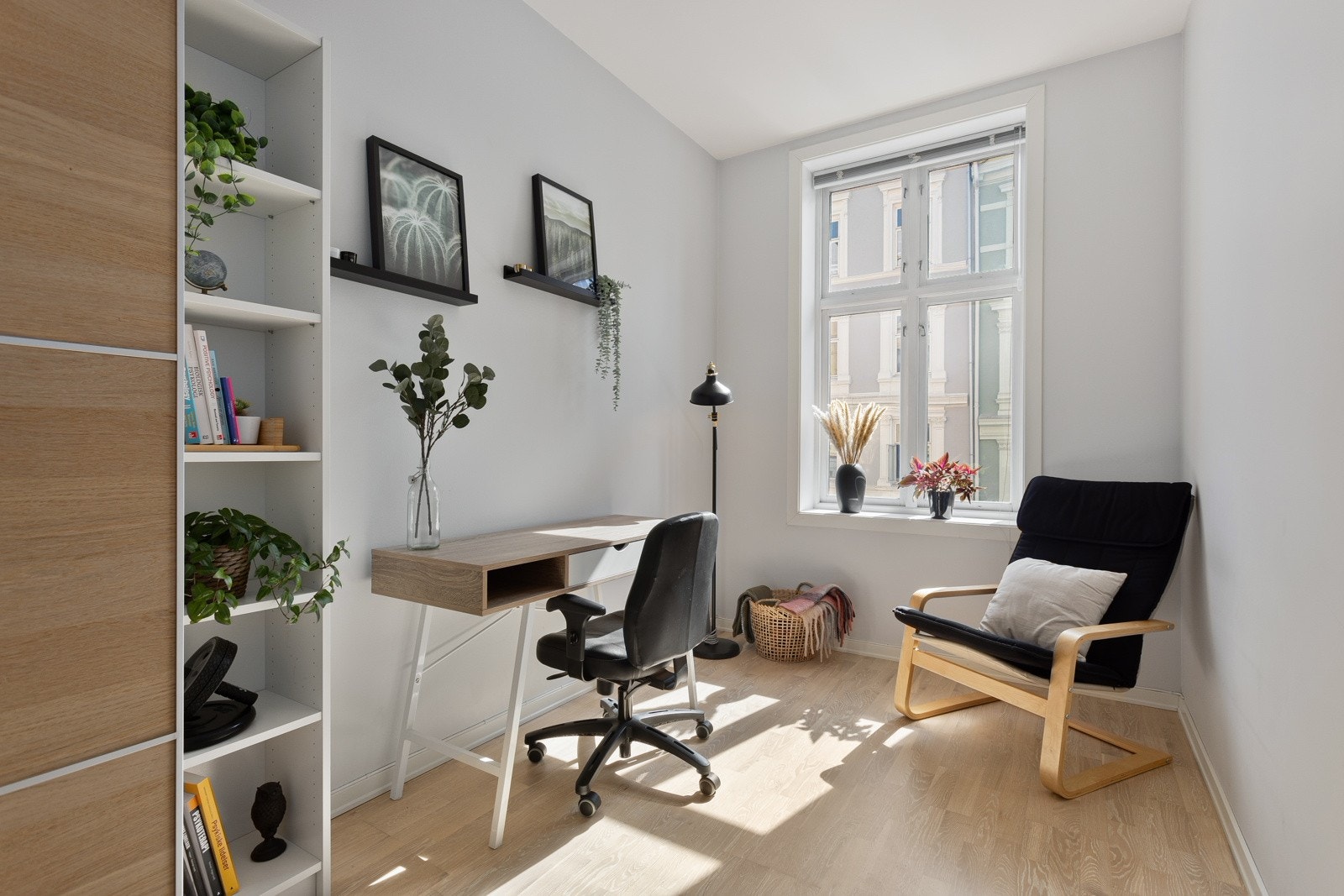 Soverom to med god plass til seng, nattbord, kontorpult og garderobeskap. Galleribilde