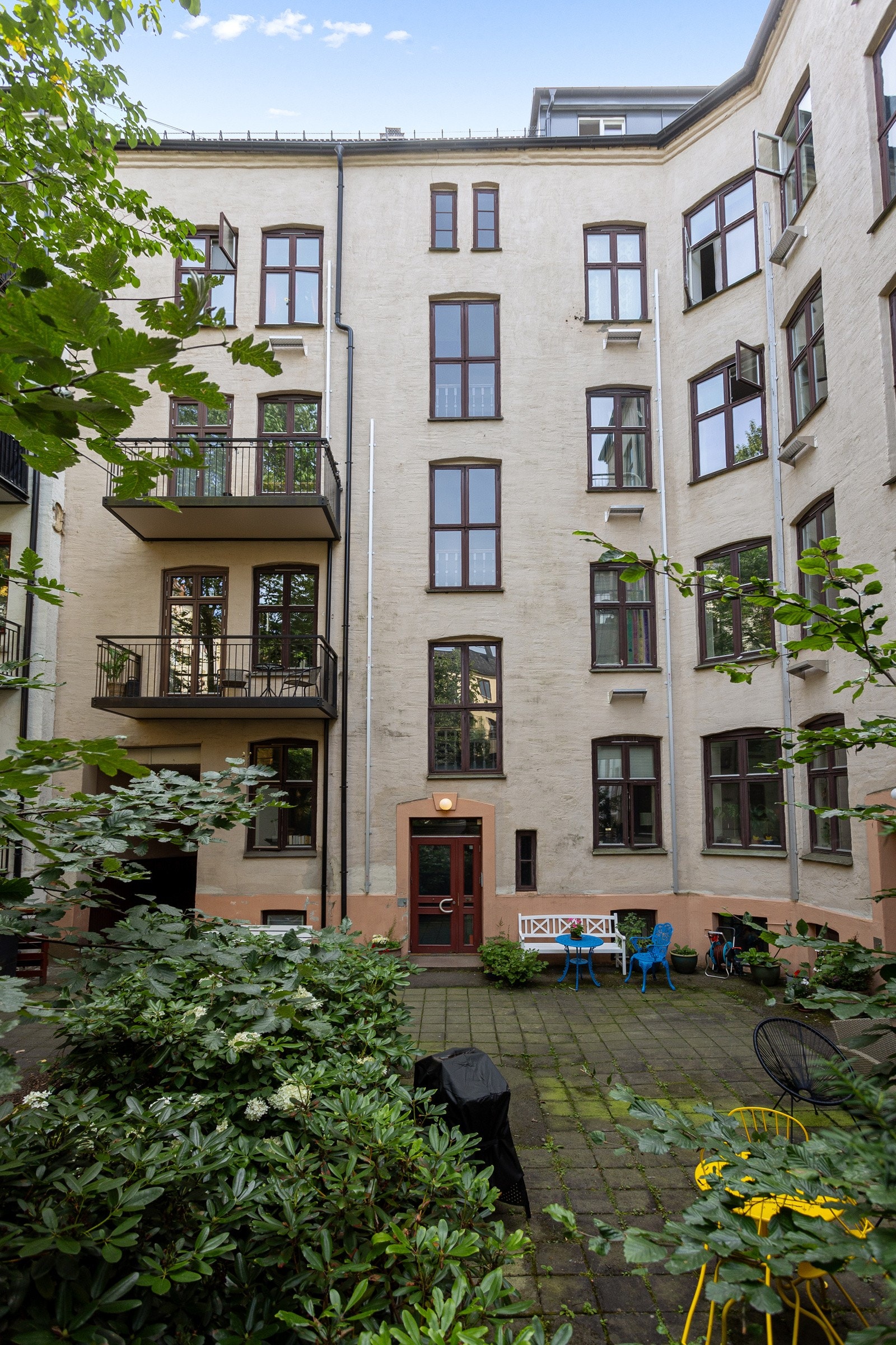 Hyggelig og pent opparbeidet felles gårdsrom. Galleribilde