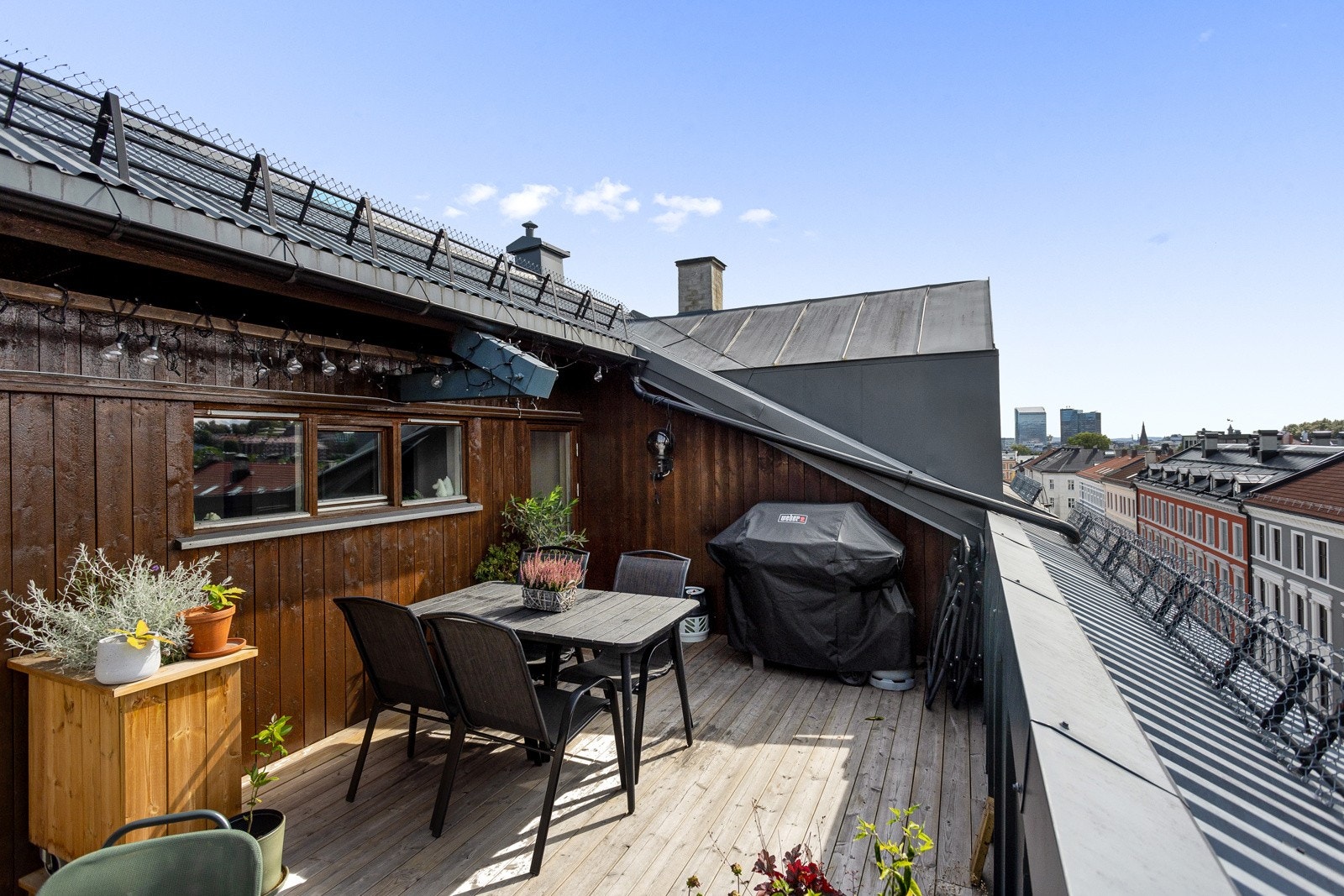 Felles takterrasse er utstyrt med sittegrupper, beplantning og grill. Galleribilde