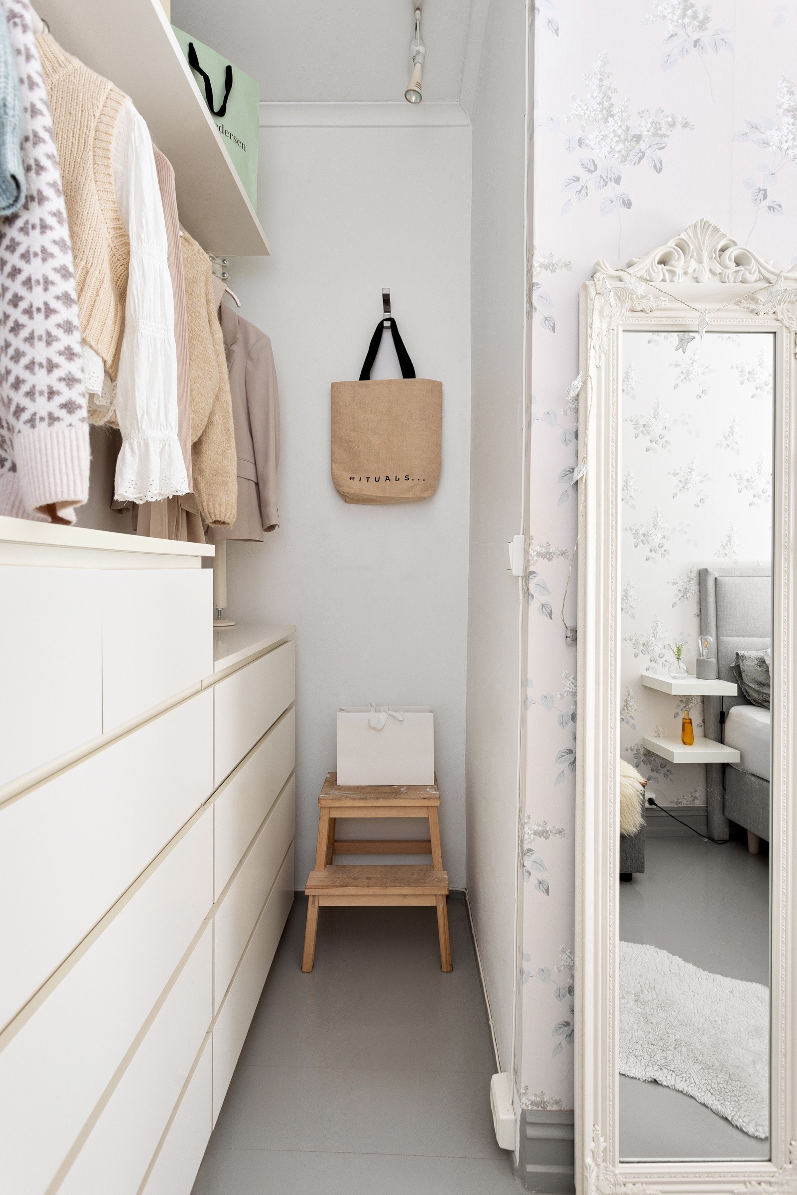 Praktisk nisje med gode oppbevaringsmuligheter. Galleribilde