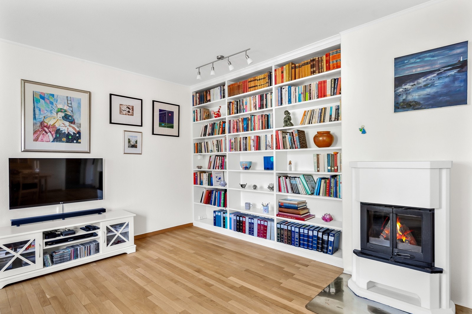 Vedfyrt peis i stuen som varmer godt på kalde dager. Pipe er oppgradert med stålpipe i 2022. Galleribilde