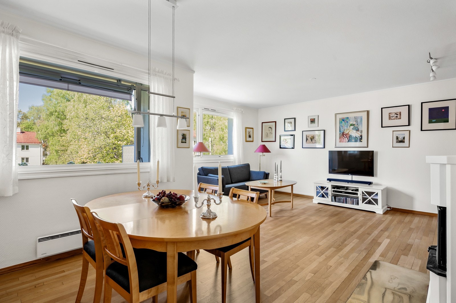 Det er god plass til spisestue i stuen, rett ved vinduet hvor en kan nyte utsikten over nærområdet. Galleribilde