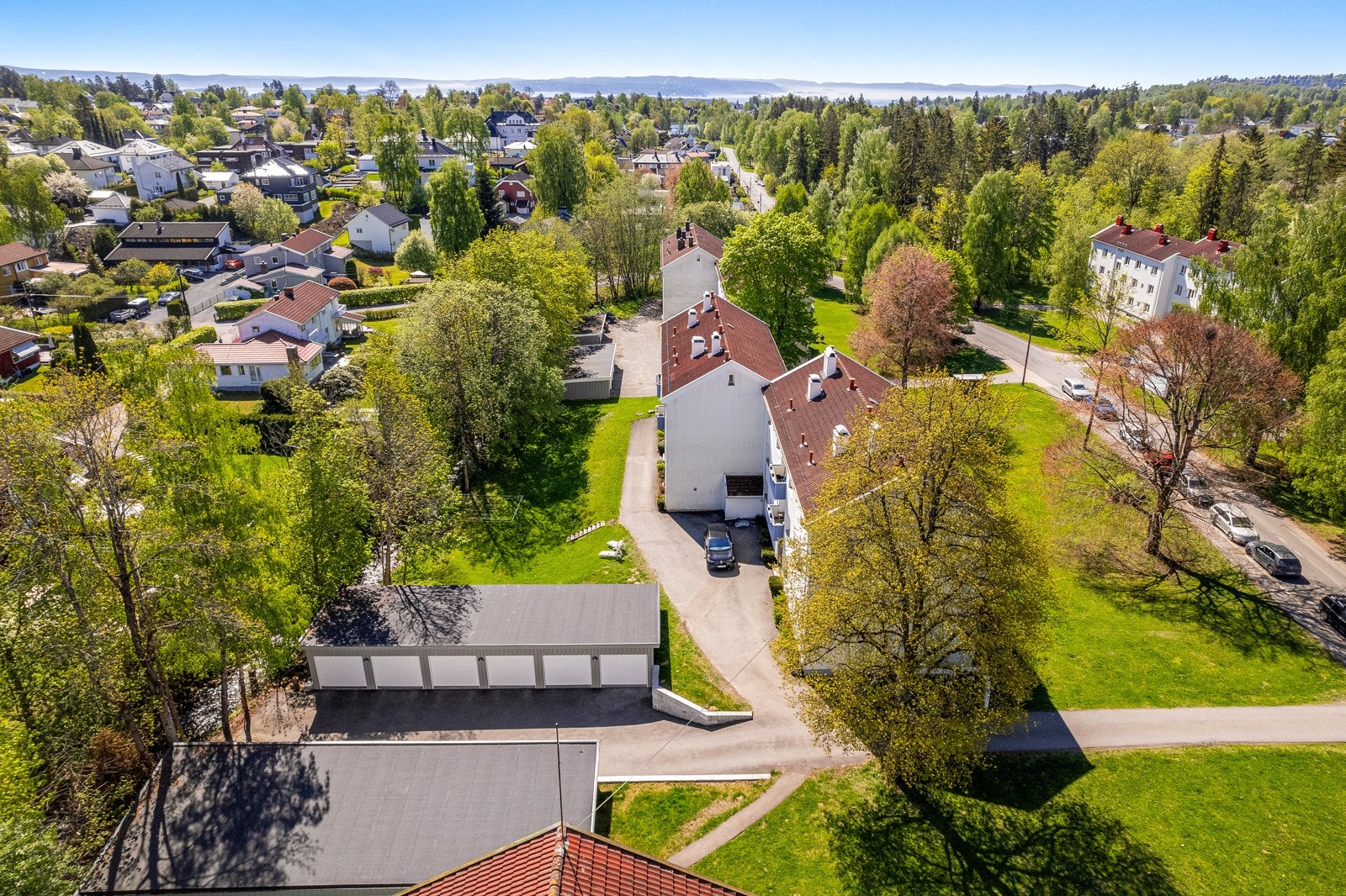 Fra boligen er det kort vei til garasjen. Galleribilde