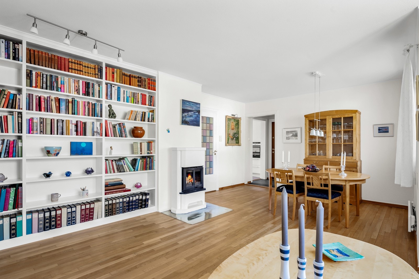 Fin plassbygget bokylle i stuen. Galleribilde