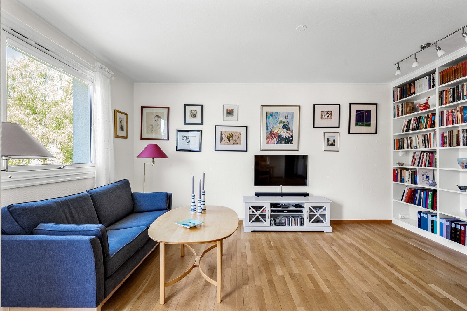 Romslig stue med god plass til sofagruppe og tv-møblement. Grunnpakke for kabel-tv og internett fra Telia er inkludert i felleskostnadene. Galleribilde