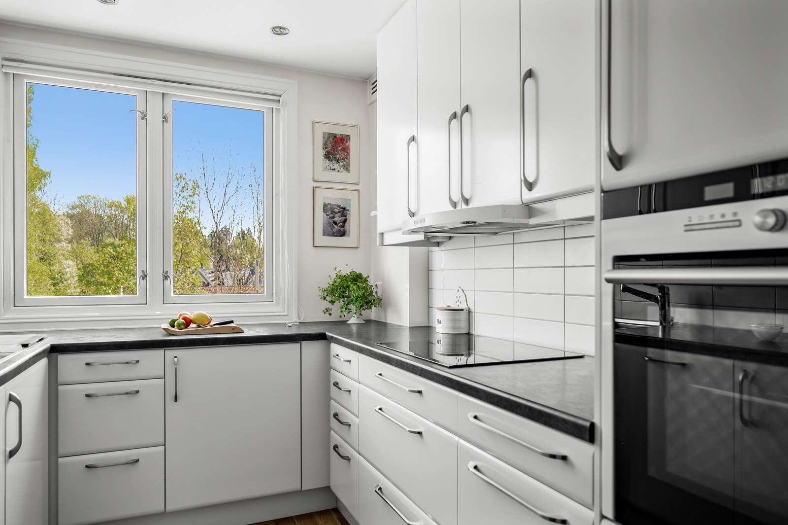 Flislagte veggflater over benkeplaten. Det er montert godt med benkebelysning og stikkontakter. Varmtvannsbereder fra 2012 på 116 liter er plassert i kjøkkenbenk. Galleribilde