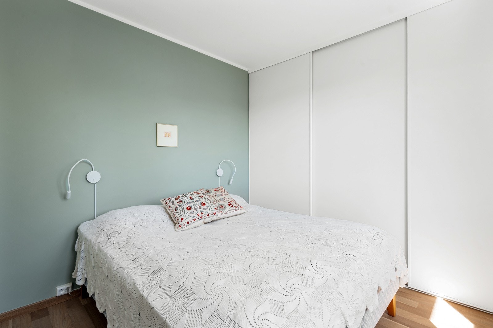 Stor skyvedørsgarderobe med mye oppbevaringsplass. Det er deilig gulvvarme på soverommet. Galleribilde