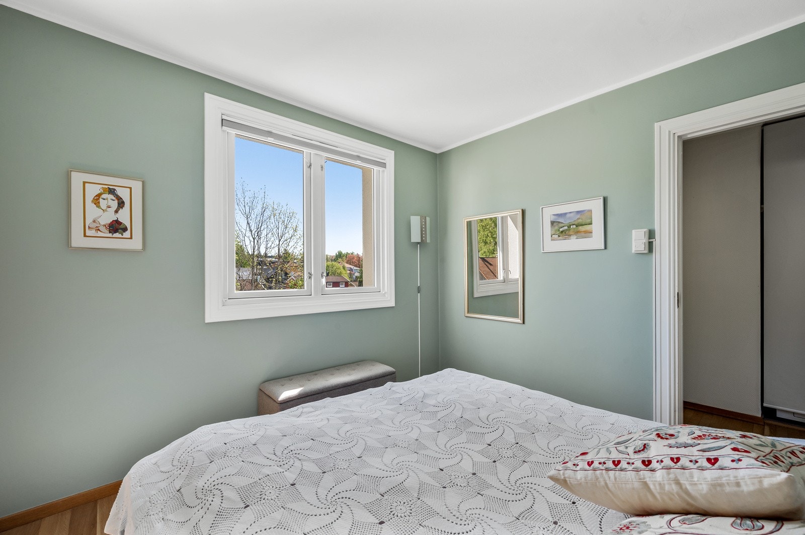 Soverommet er malt i en stilig og tidsriktig farge. Galleribilde