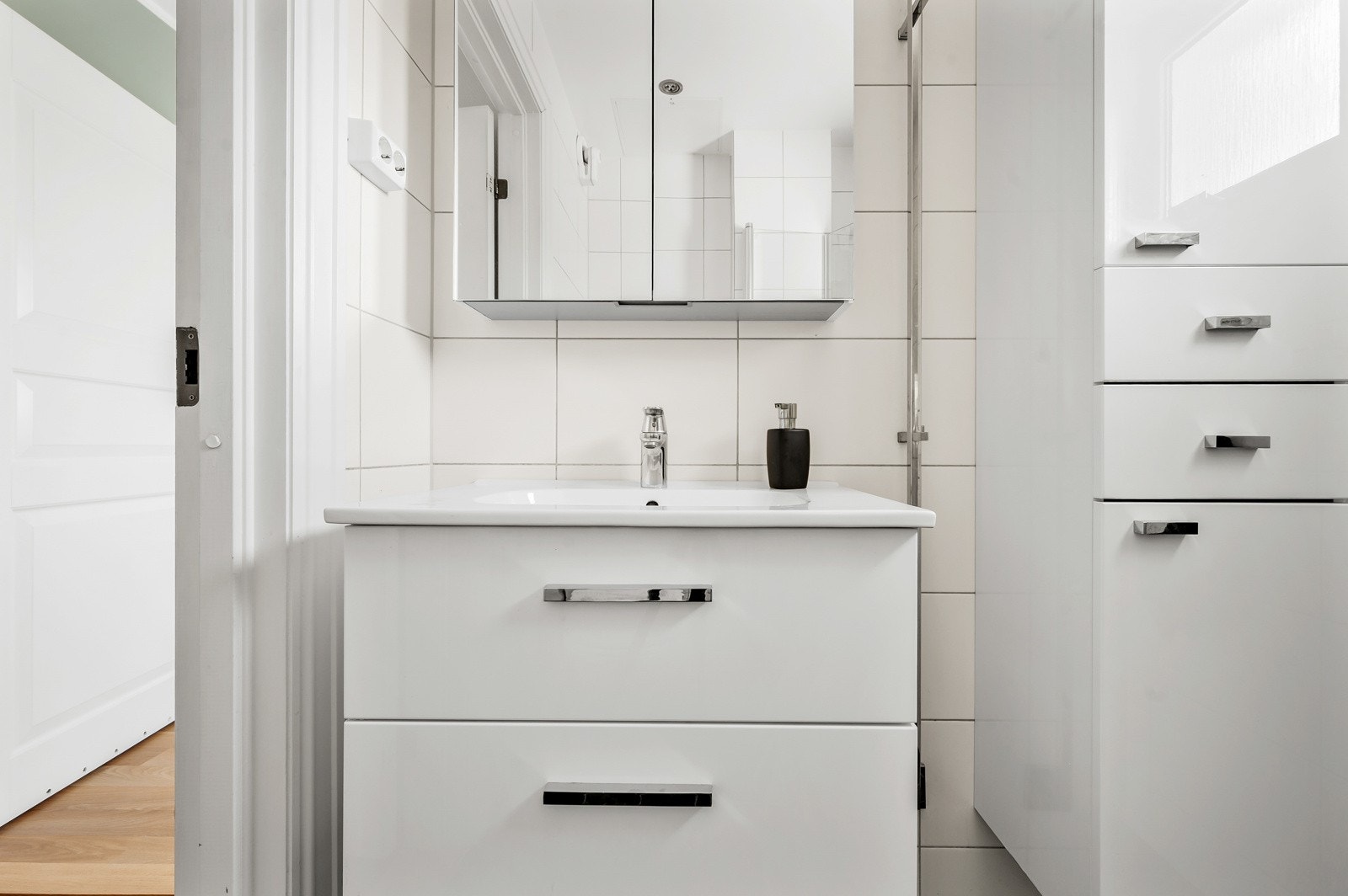 Servantinnredning, speilskap og vegghengt innredning gir godt med oppbevaringsplass. Galleribilde