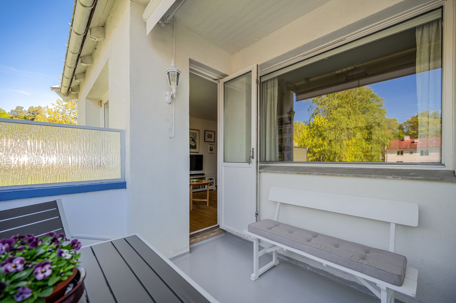 Det er montert markise og utebelysning på balkongen. Galleribilde