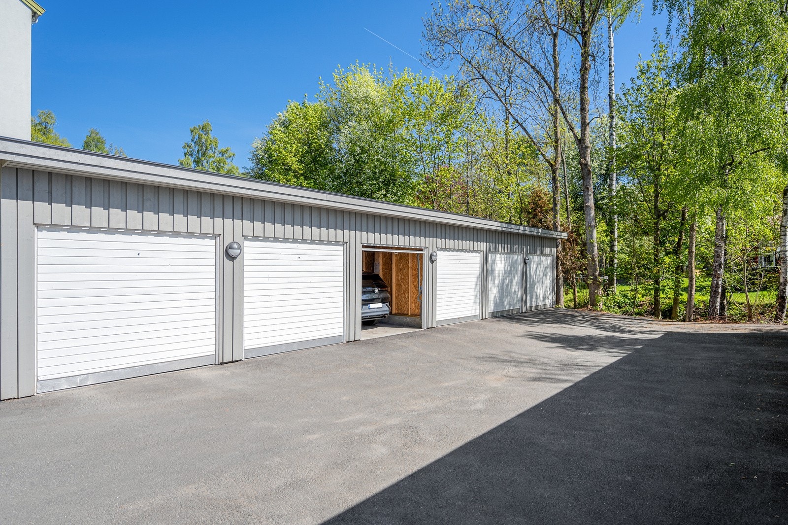 Garasjene er relativt nyoppført, ferdigstilt mai 2021 med elektrisk port. Galleribilde