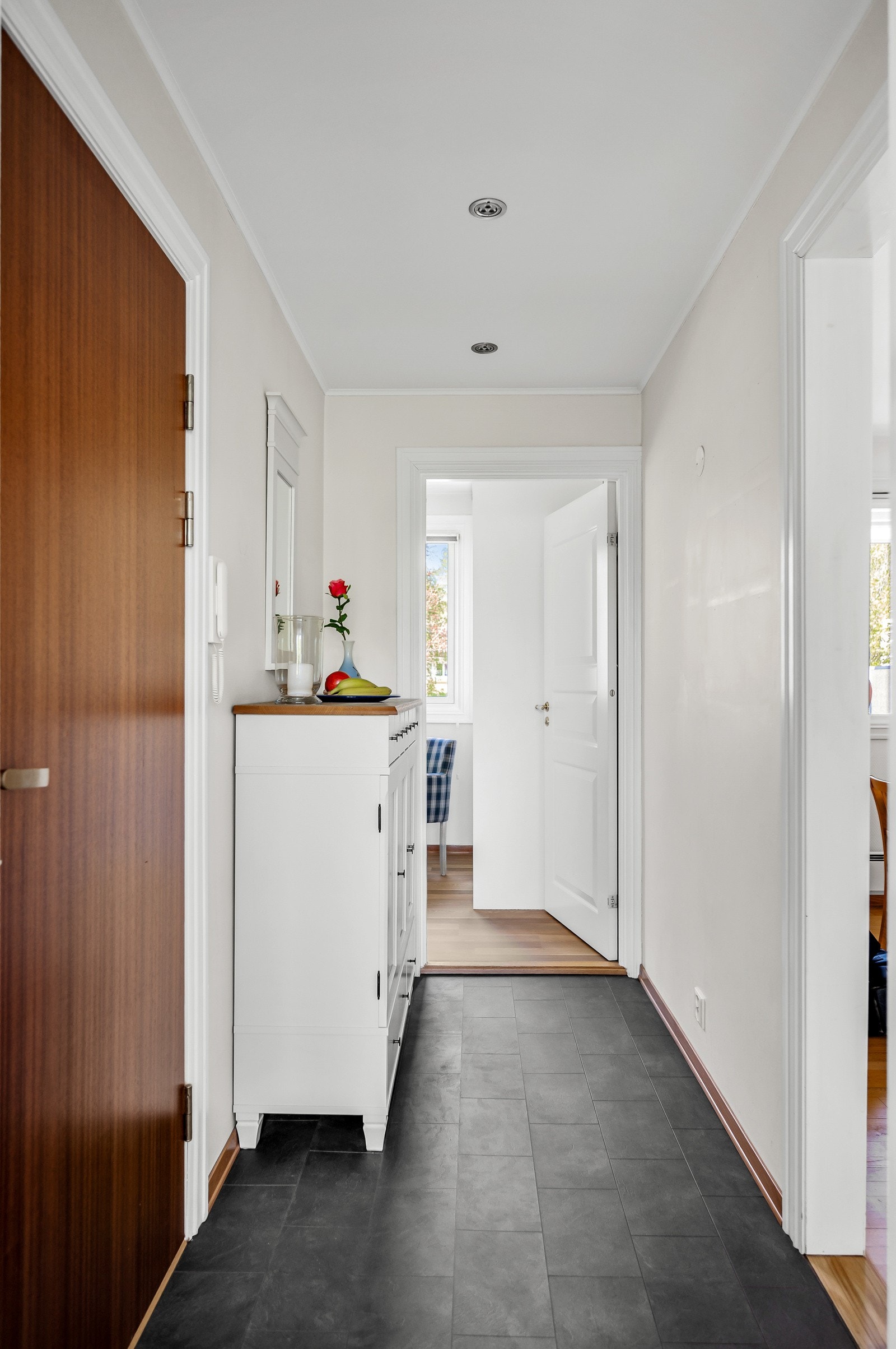 Entré med plass til møbel for oppbevaring av yttertøy. Det er varme i gulvet, praktisk på regnværsfager og vinterstid. Galleribilde