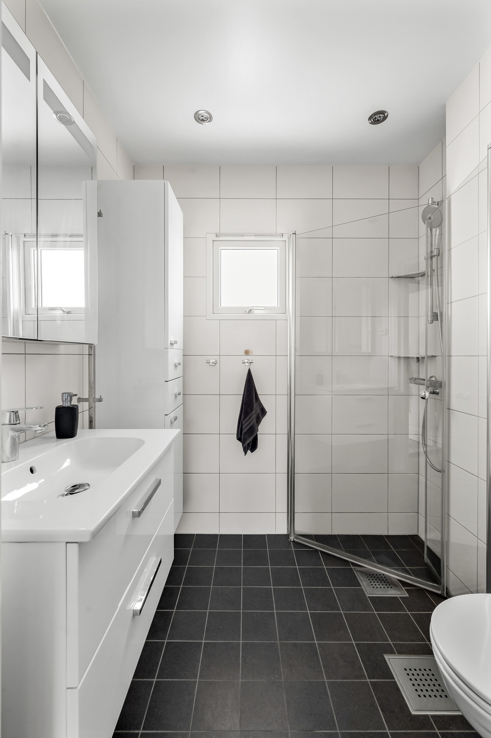 Pent flislagt baderom fra 2012 med gulvvarme med nedsenket himling med downlights. Galleribilde