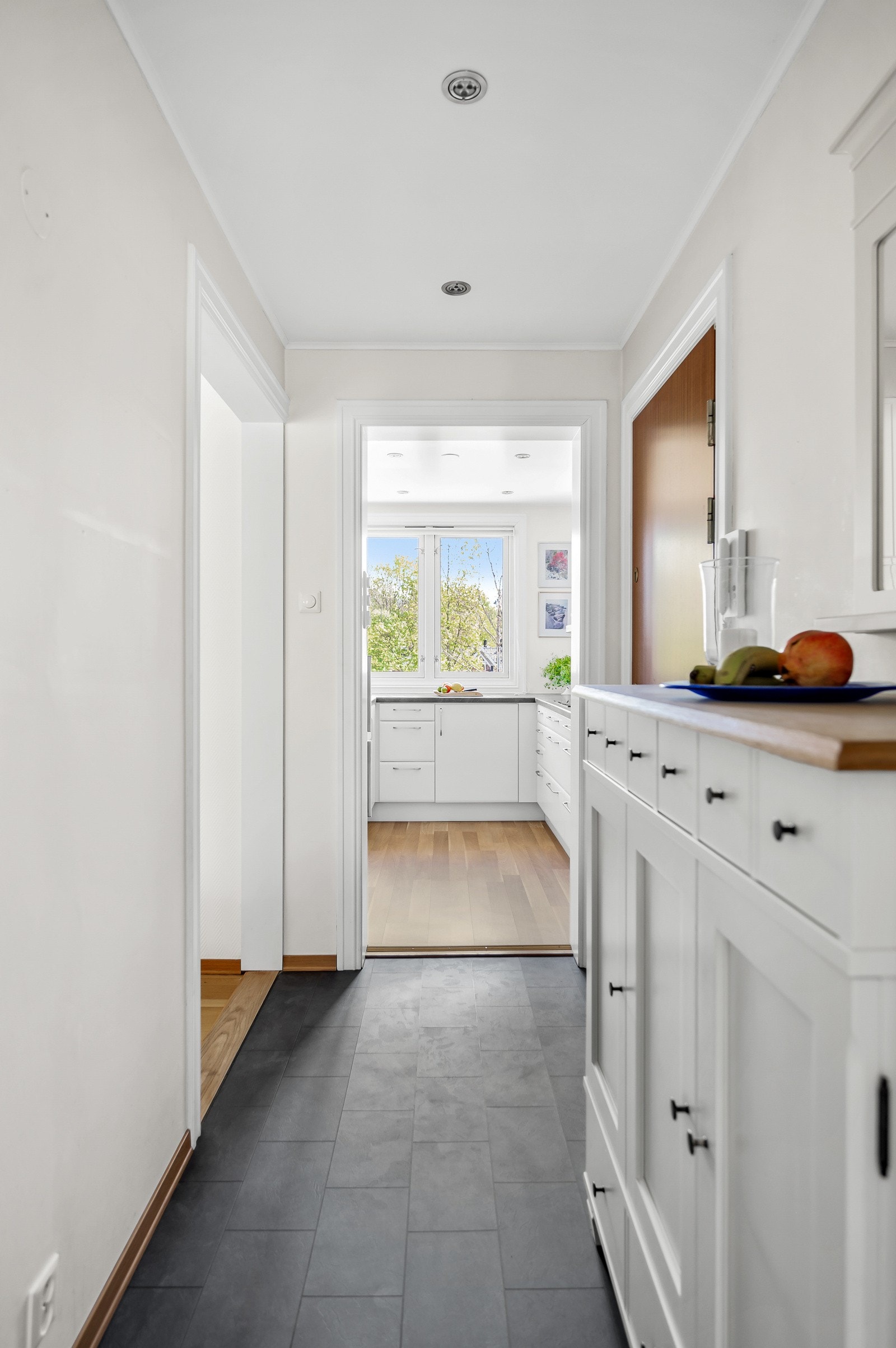 Førsteinntrykket av boligen er en lys og innbydende entré, med utsyn rett mot grøntarealer. Galleribilde