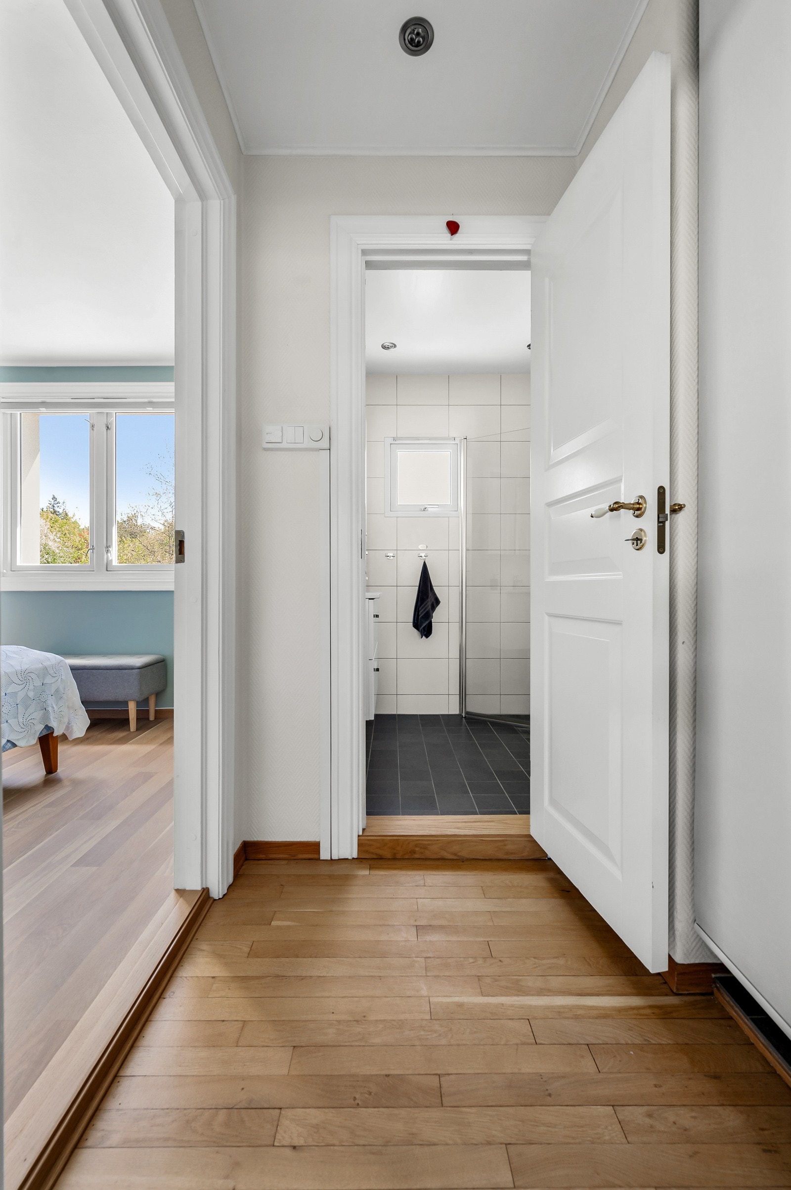 I mellomgang er det er opplegg for vaskemaskin og tørketrommel i egen nisje. Det er montert lekkasjevarsler. Vaskemaskin og tørketrommel følger boligen ved salg. Galleribilde