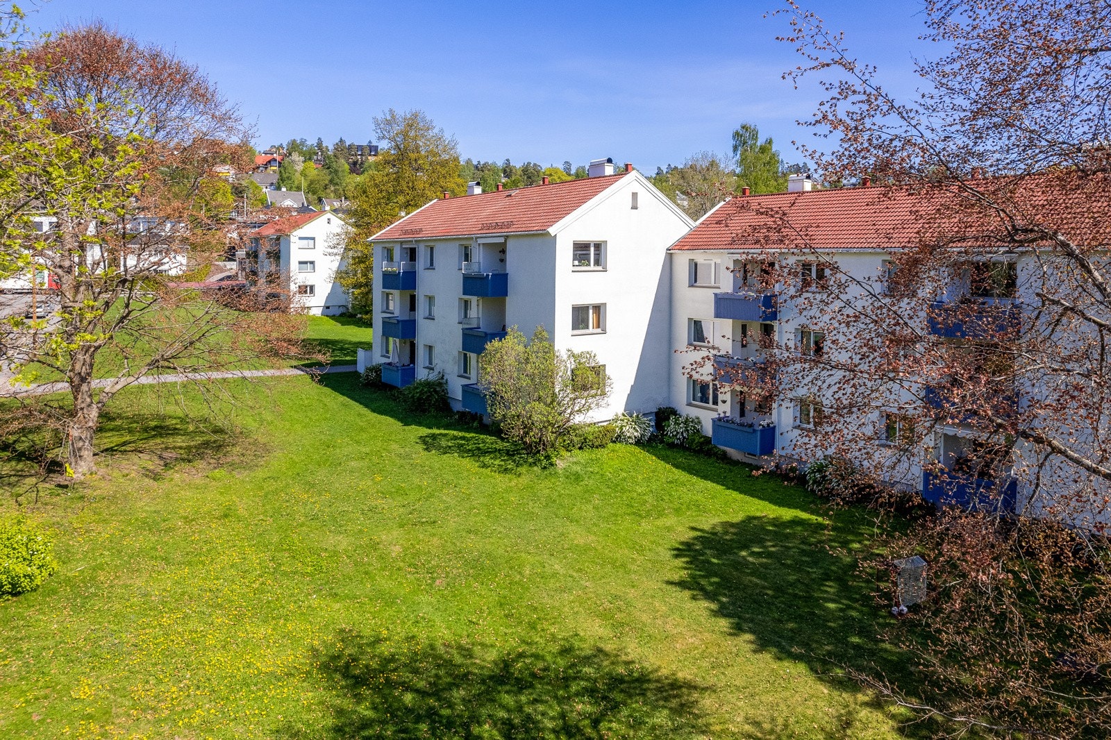 Store og fine plenarealer omkranser sameiet. Her bor du i et rolig, grønt og frodig område, men samtidig kort vei til offentlig kommunikasjon og butikker. Galleribilde