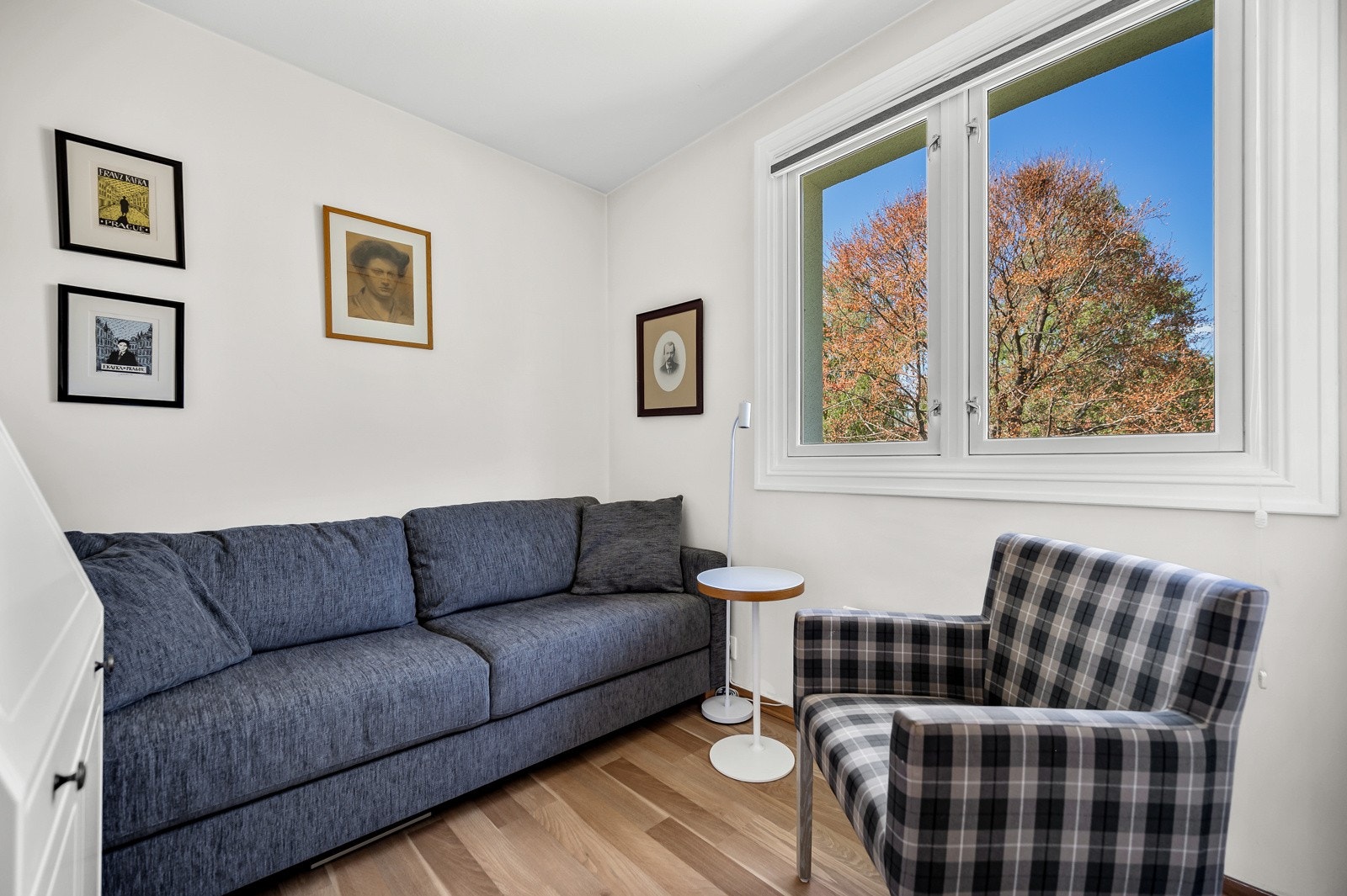 Soverom 2 kan fint benyttes som barnerom, gjesterom eller kontor. Stor vindusflate her gir et hyggelig utsyn. Galleribilde