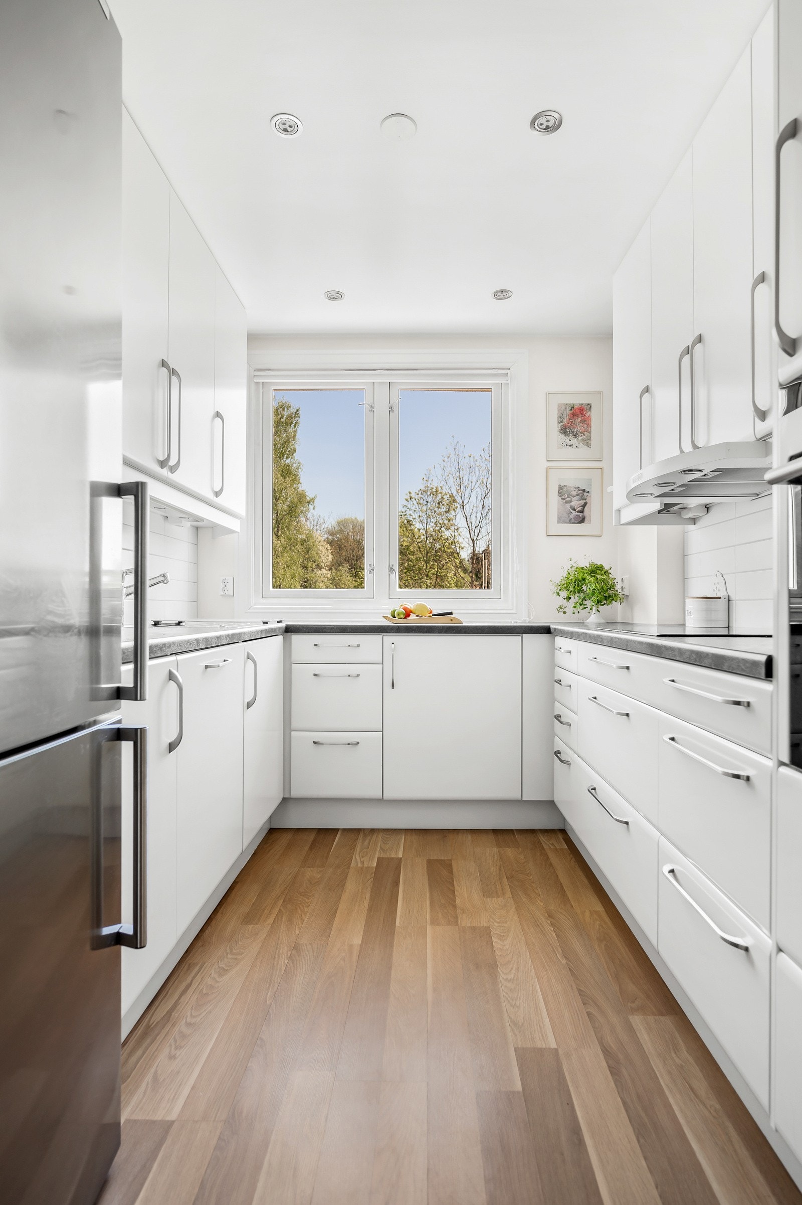 Kjøkkenet er utstyrt med integrerte hvitevarer som oppvaskmaskin, platetopp og komfyr. Det er avsatt plass til frittstående kjøleskap. Alle hvitevarer på kjøkken medfølger boligen ved salg. Galleribilde