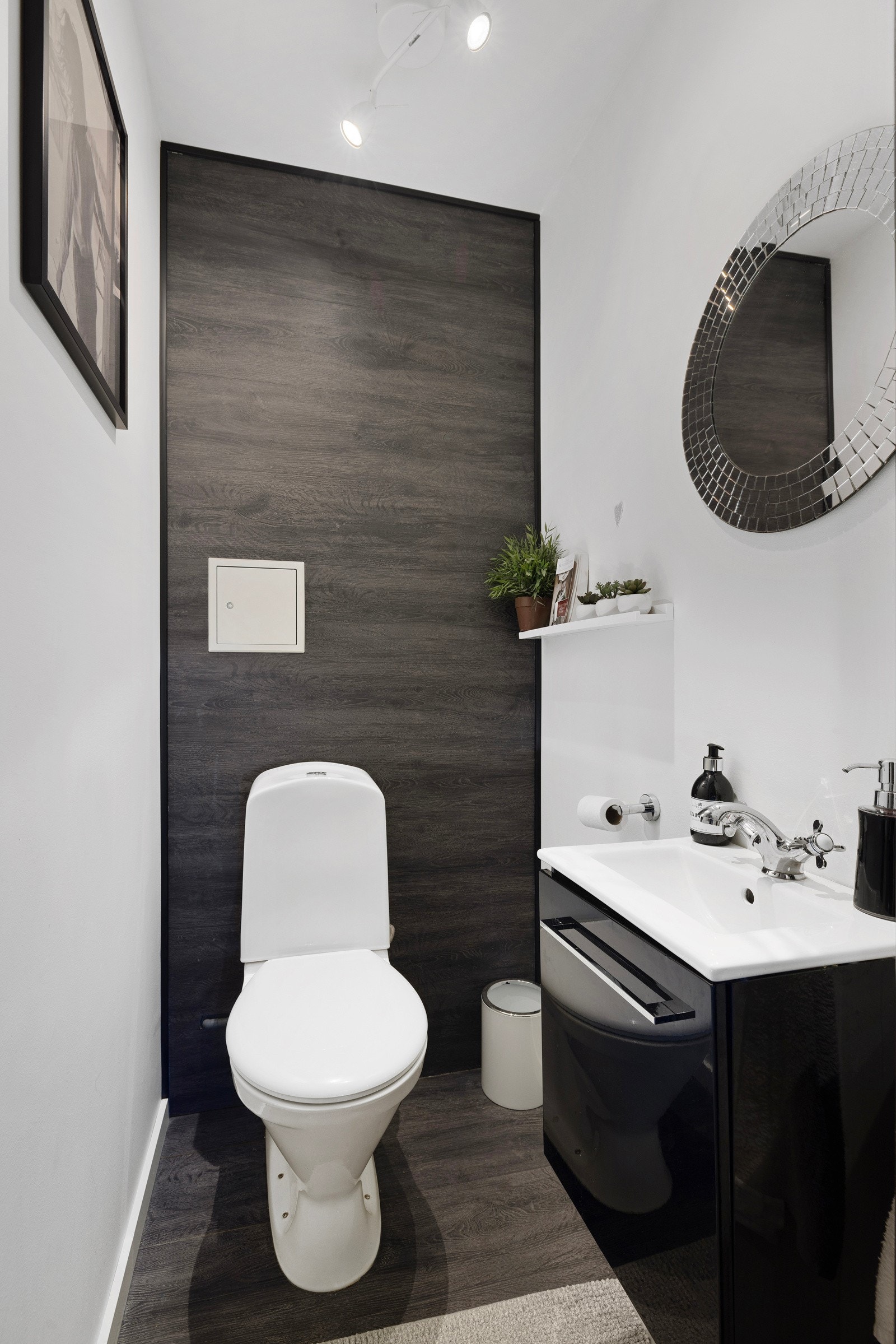 Vegg i vegg med badet ligger separat wc. Galleribilde