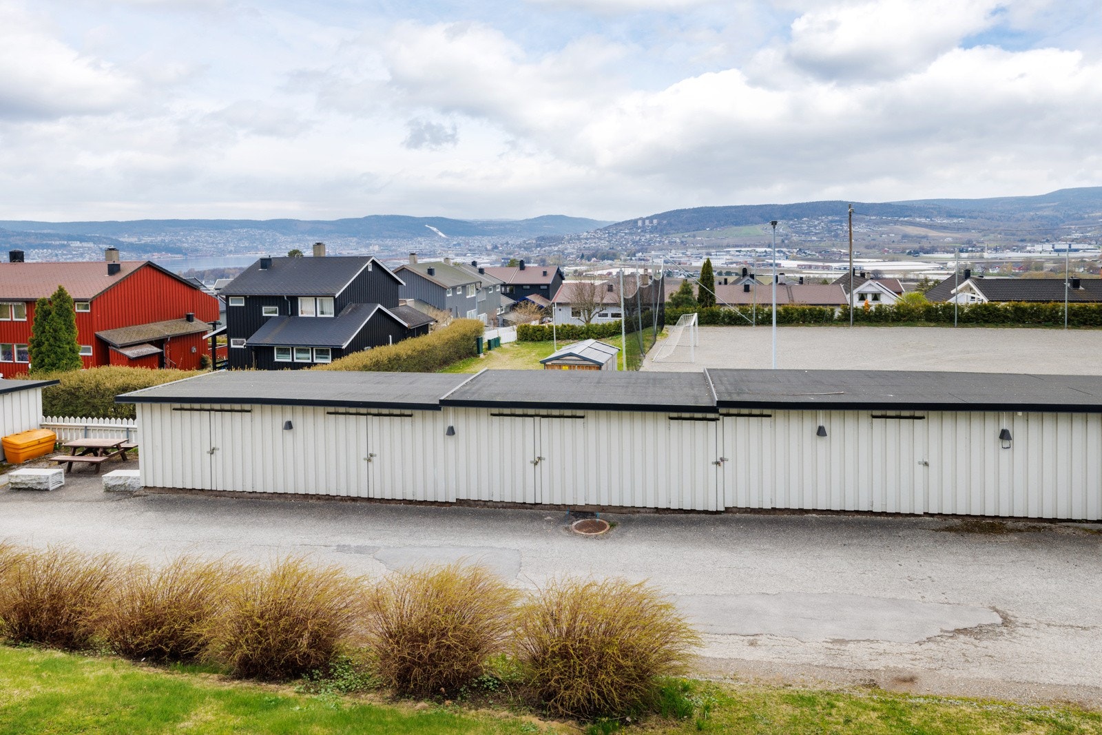 Fra leiligheten er det utsikt mot Drammensfjorden og Lierdalen. Galleribilde
