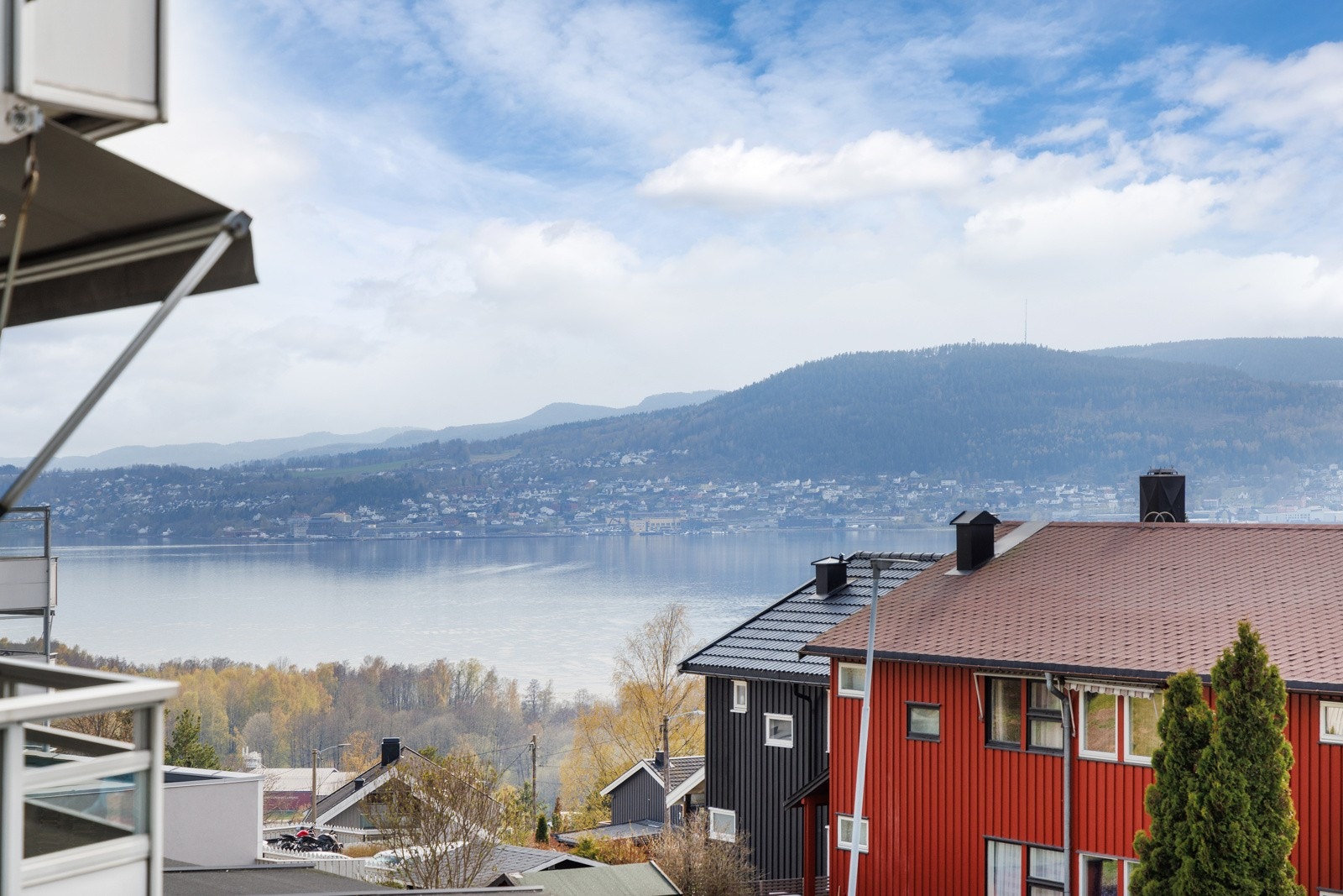 Fra leiligheten er det utsikt mot Drammensfjorden og Lierdalen. Galleribilde