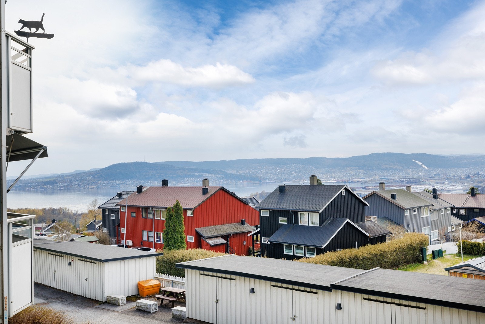 Fra leiligheten er det utsikt mot Drammensfjorden og Lierdalen. Galleribilde
