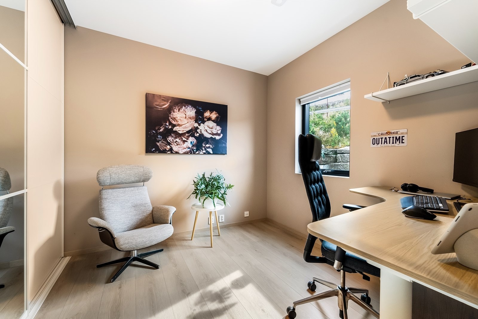 Soverom 1, benyttes i dag som kontor. Romslig skyvedørsgarderobe. Galleribilde
