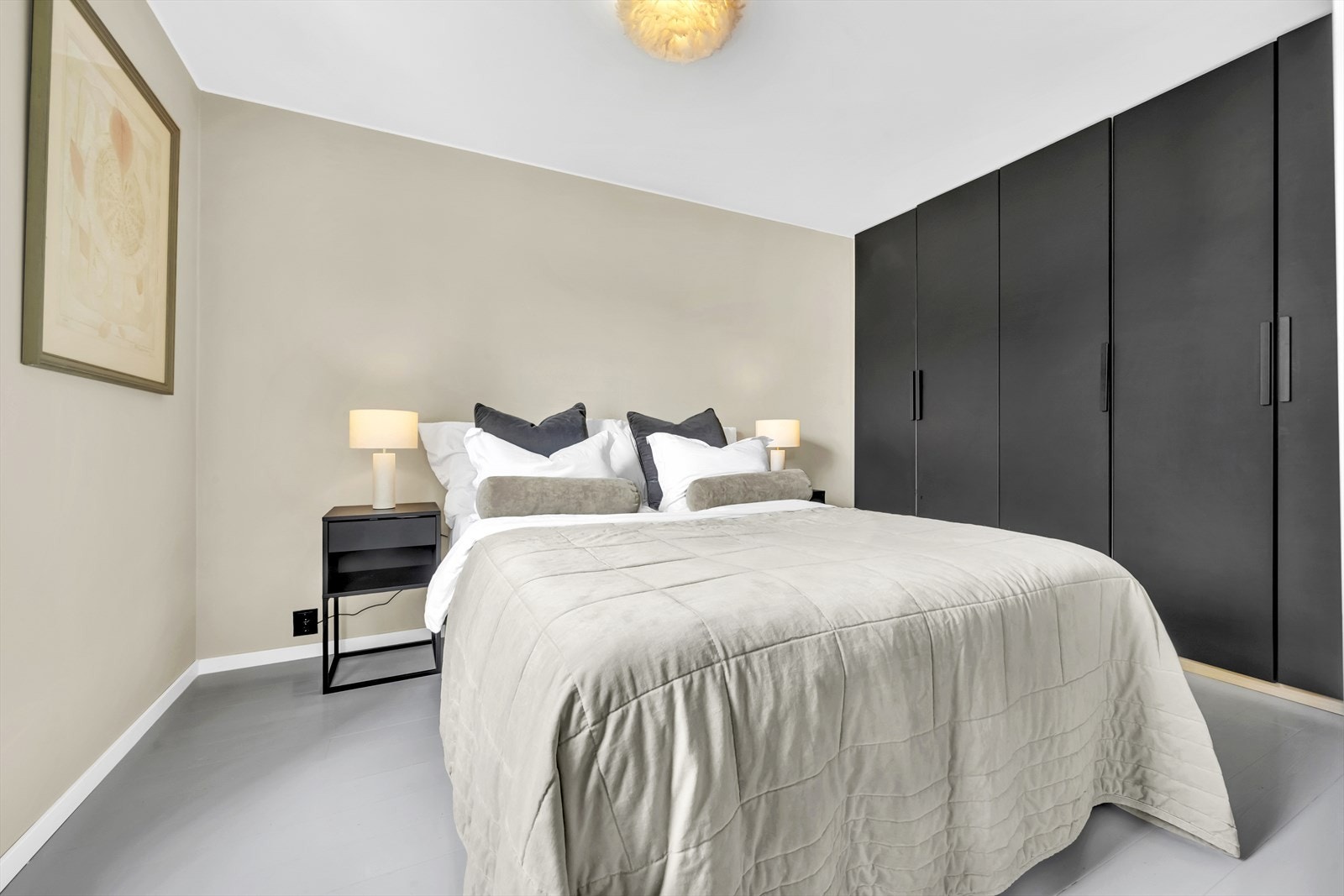 Innholdsrik garderobe langs den ene veggen Galleribilde