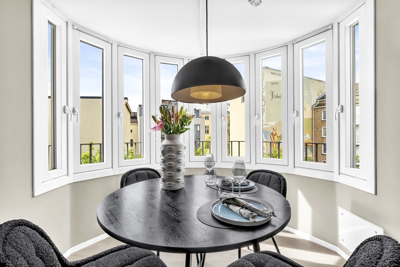 Karnappen har hele åtte vindusflater med optimale lysforhold Galleribilde