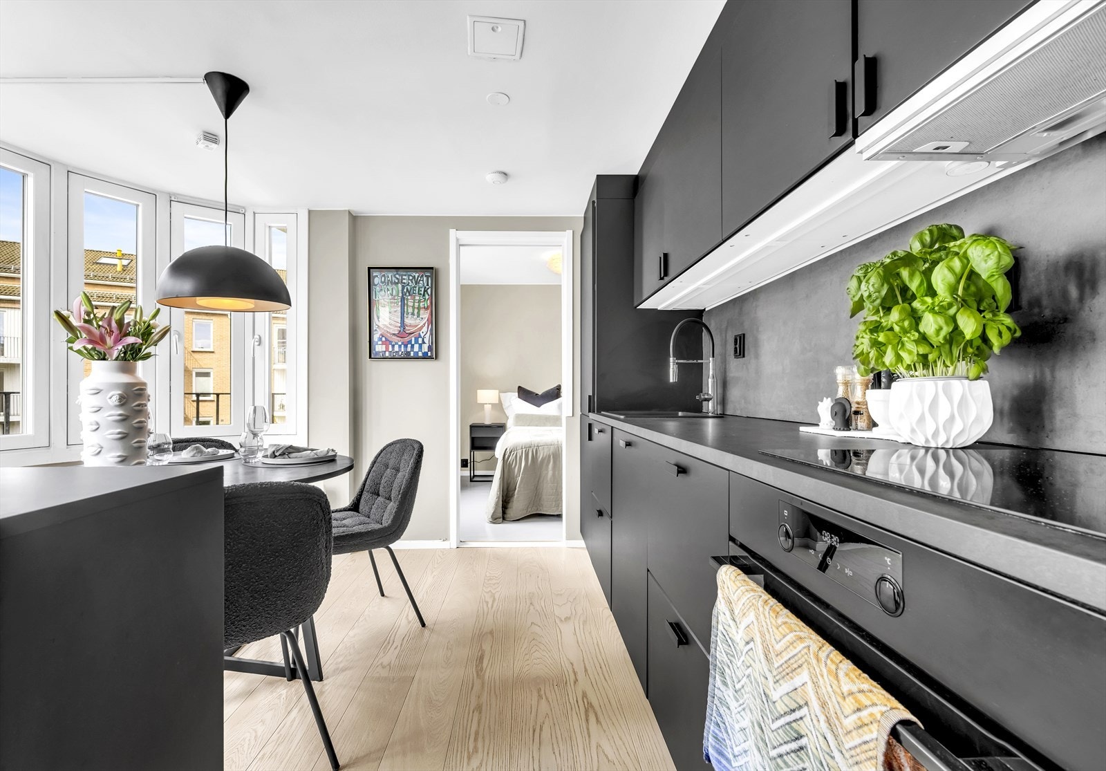 Moderne kjøkken fra 2021 i åpen, samtidig skjermet løsning Galleribilde