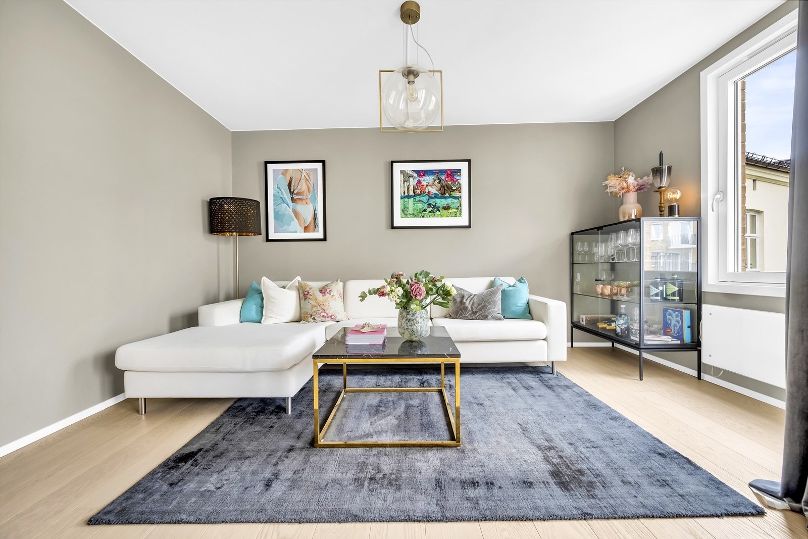 Leiligheten har en lun og innbydende stue med stilrene overflater og god planløsning Galleribilde