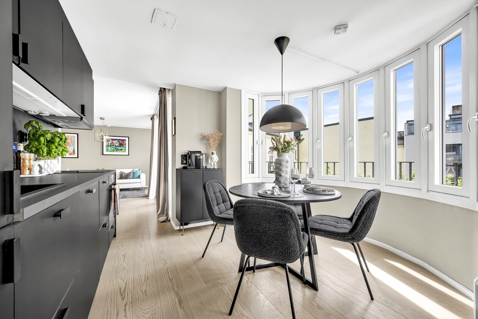 Spisegruppen har en fantastisk plassering i karnapp Galleribilde