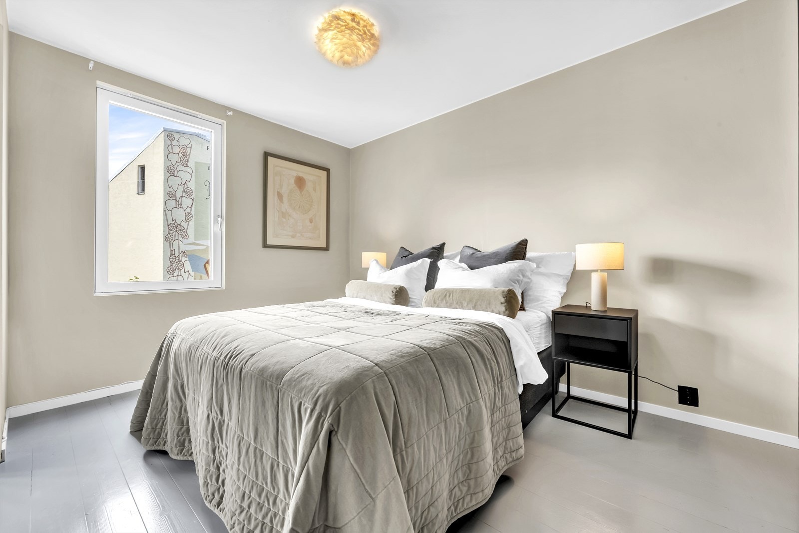 Soverommet er romslig, og har god plass til dobbeltseng med tilhørende nattbord på hver side Galleribilde