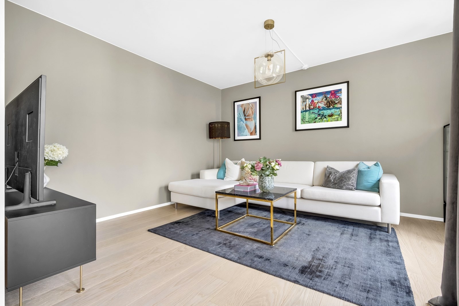 Overflater fra 2021 med en-stavs parkett og delikate, tidsriktige fargevalg Galleribilde